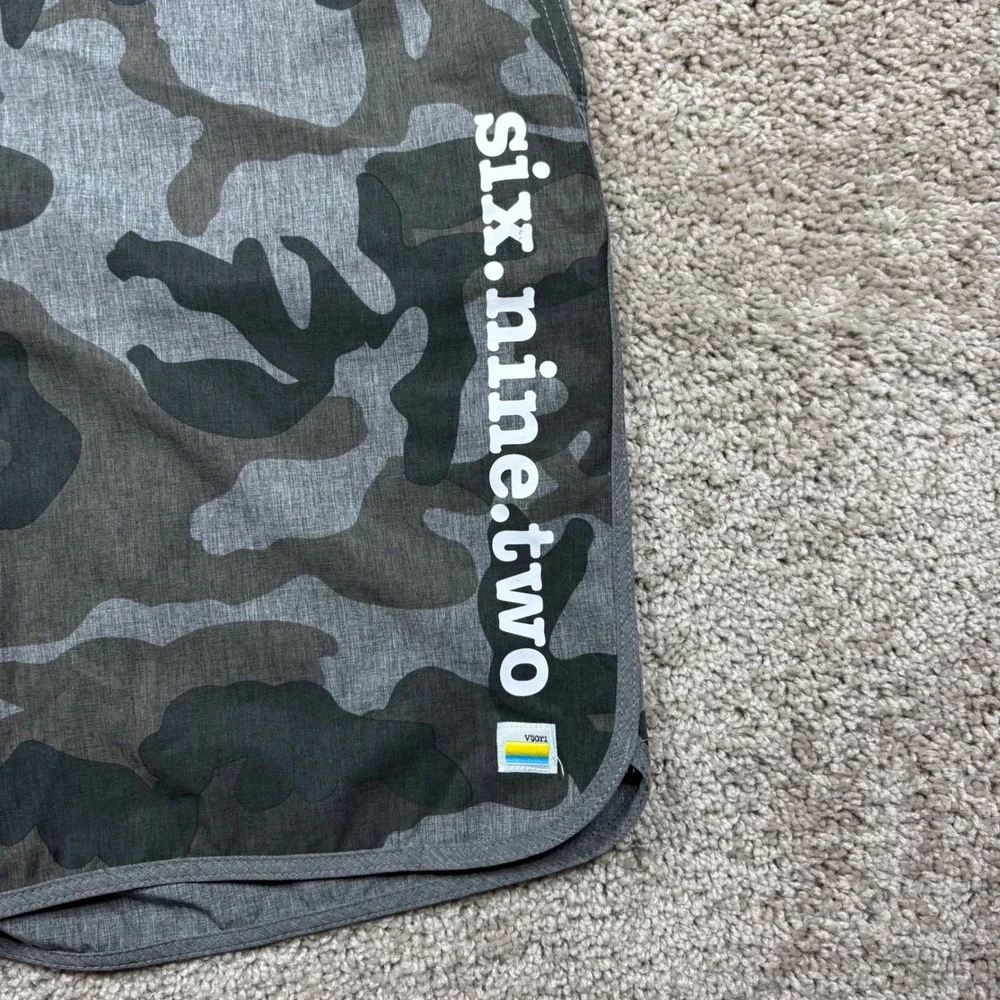 Vuori Mens Gray Camo Banks Shorts Six Nine Two Size L Large Performance Stretch